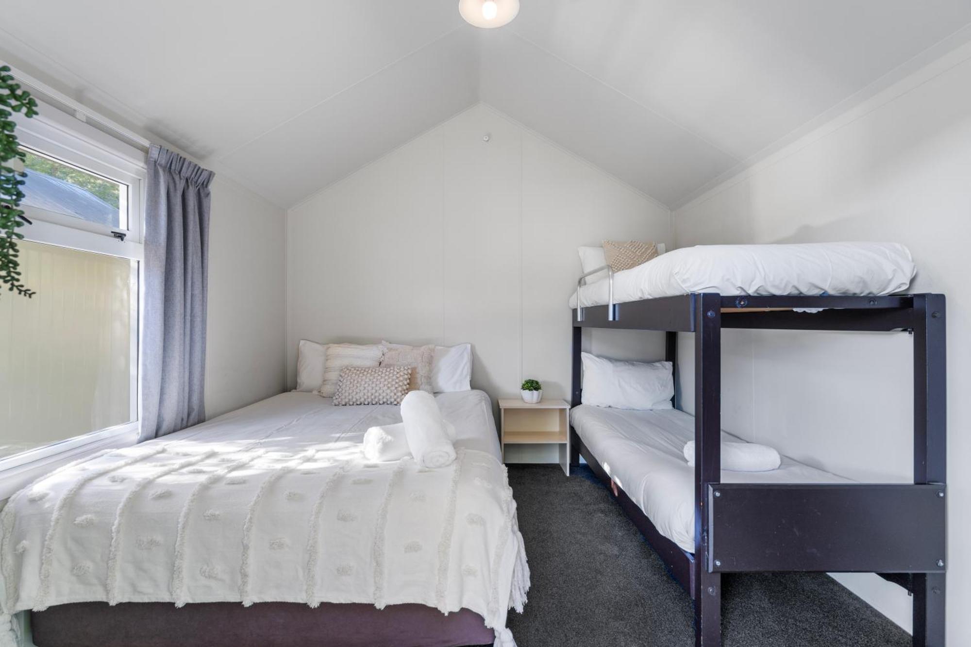 Tasman Holiday Parks Picton Εξωτερικό φωτογραφία A bunk bed in a bedroom