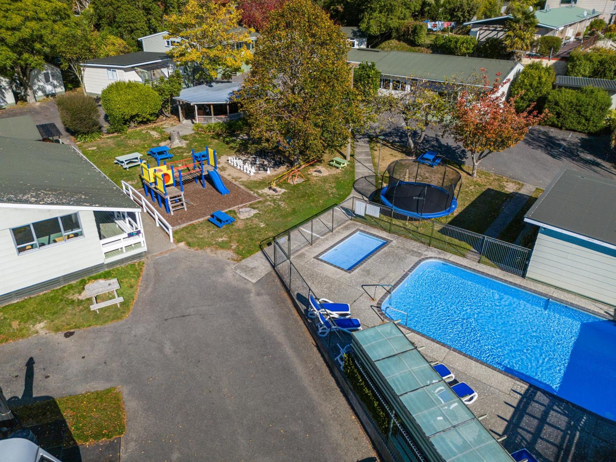 Tasman Holiday Parks Picton Εξωτερικό φωτογραφία Aerial view of the school's swimming pool
