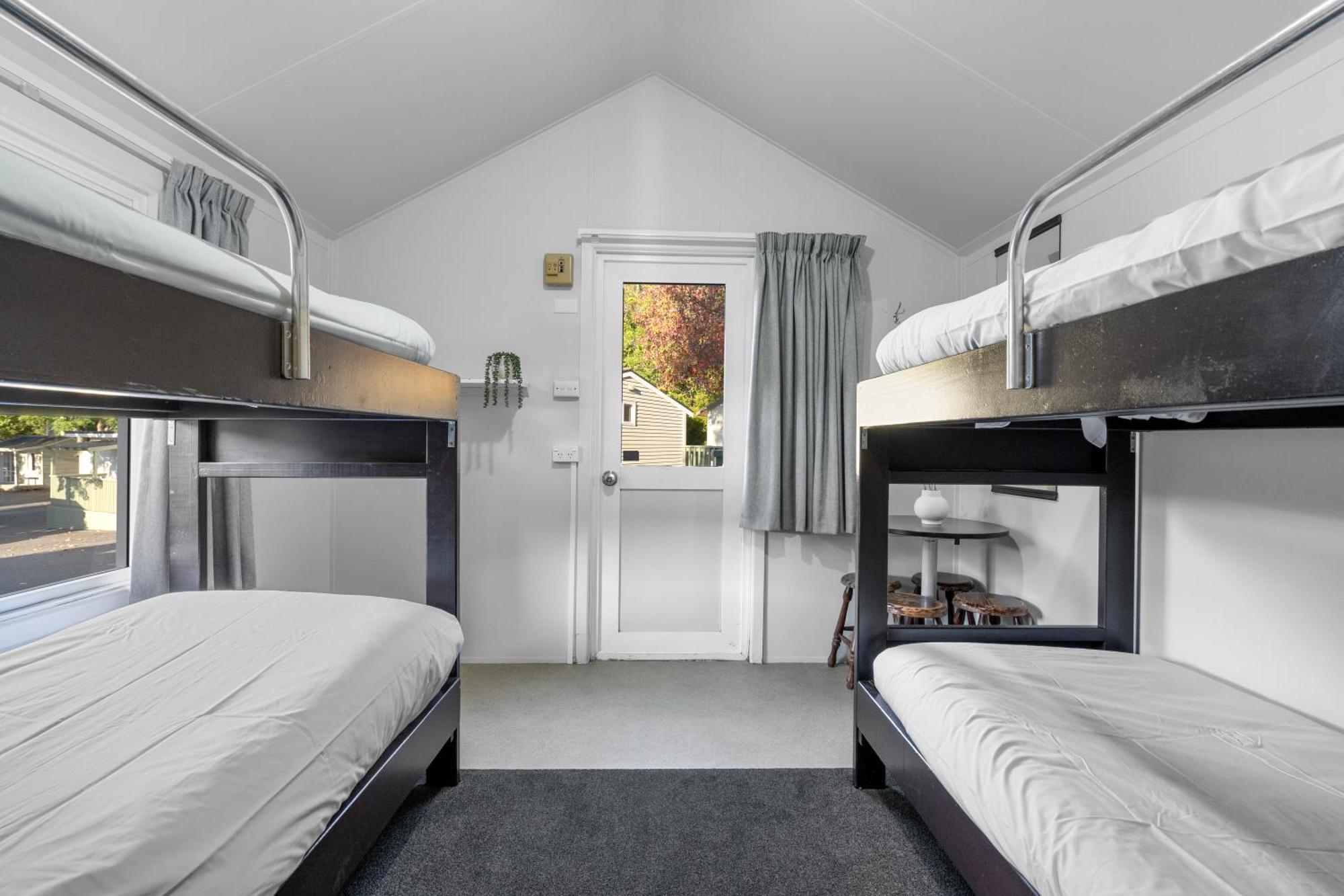 Tasman Holiday Parks Picton Εξωτερικό φωτογραφία A room at the hostel