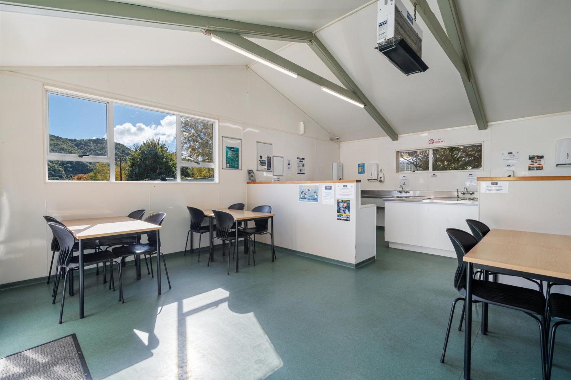 Tasman Holiday Parks Picton Εξωτερικό φωτογραφία The kitchen at the hostel