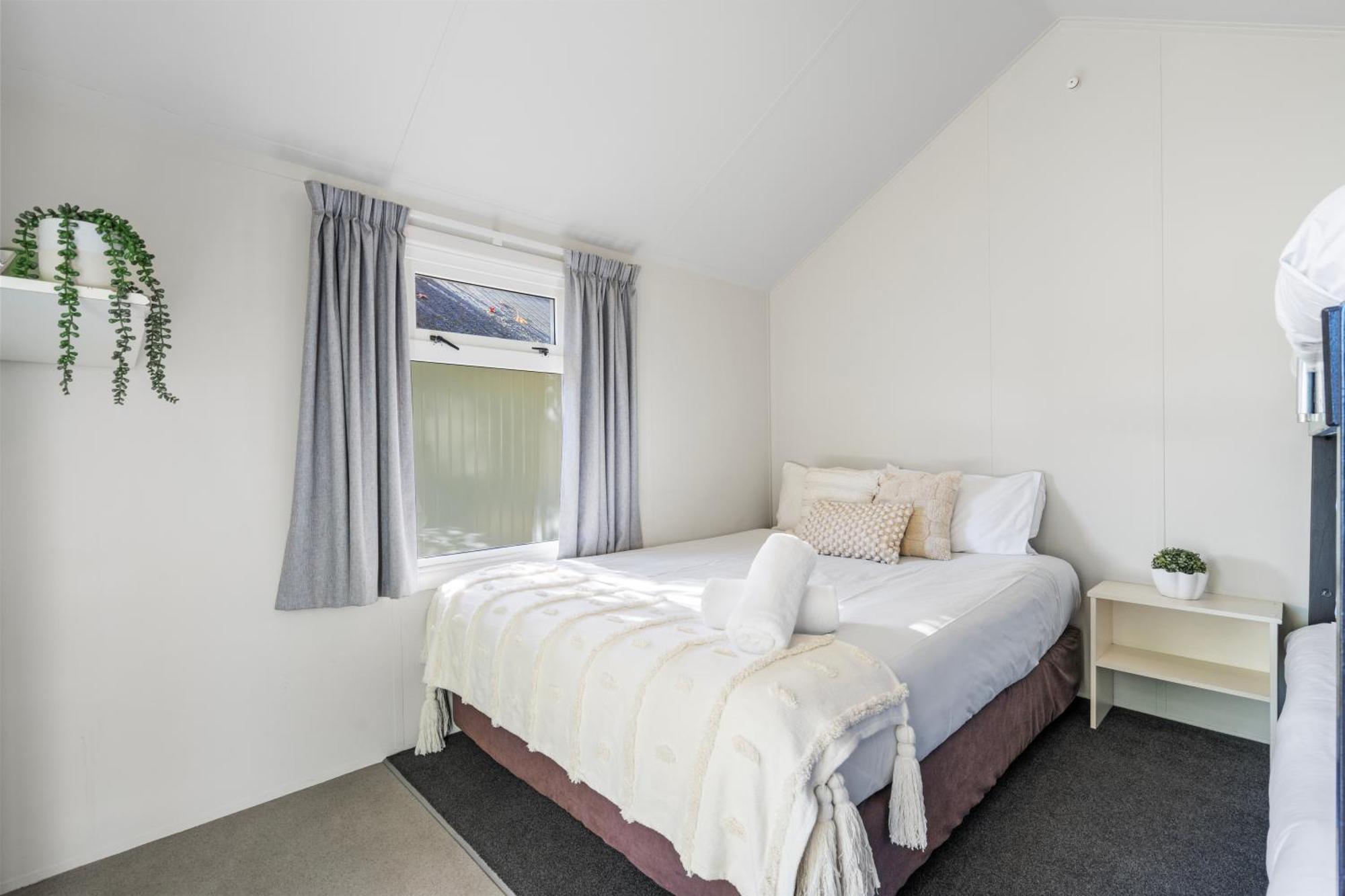 Tasman Holiday Parks Picton Εξωτερικό φωτογραφία A bedroom in a student flat