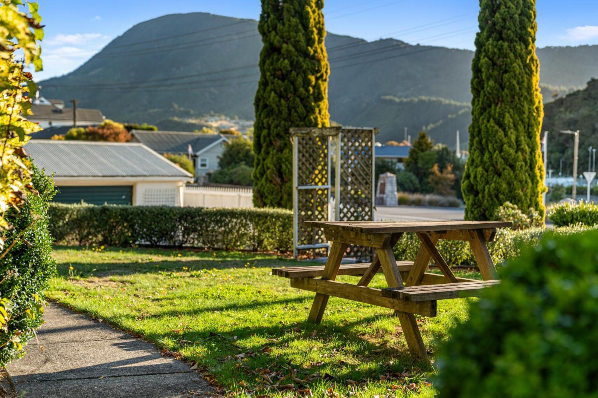 Tasman Holiday Parks Picton Εξωτερικό φωτογραφία The park's main lawn