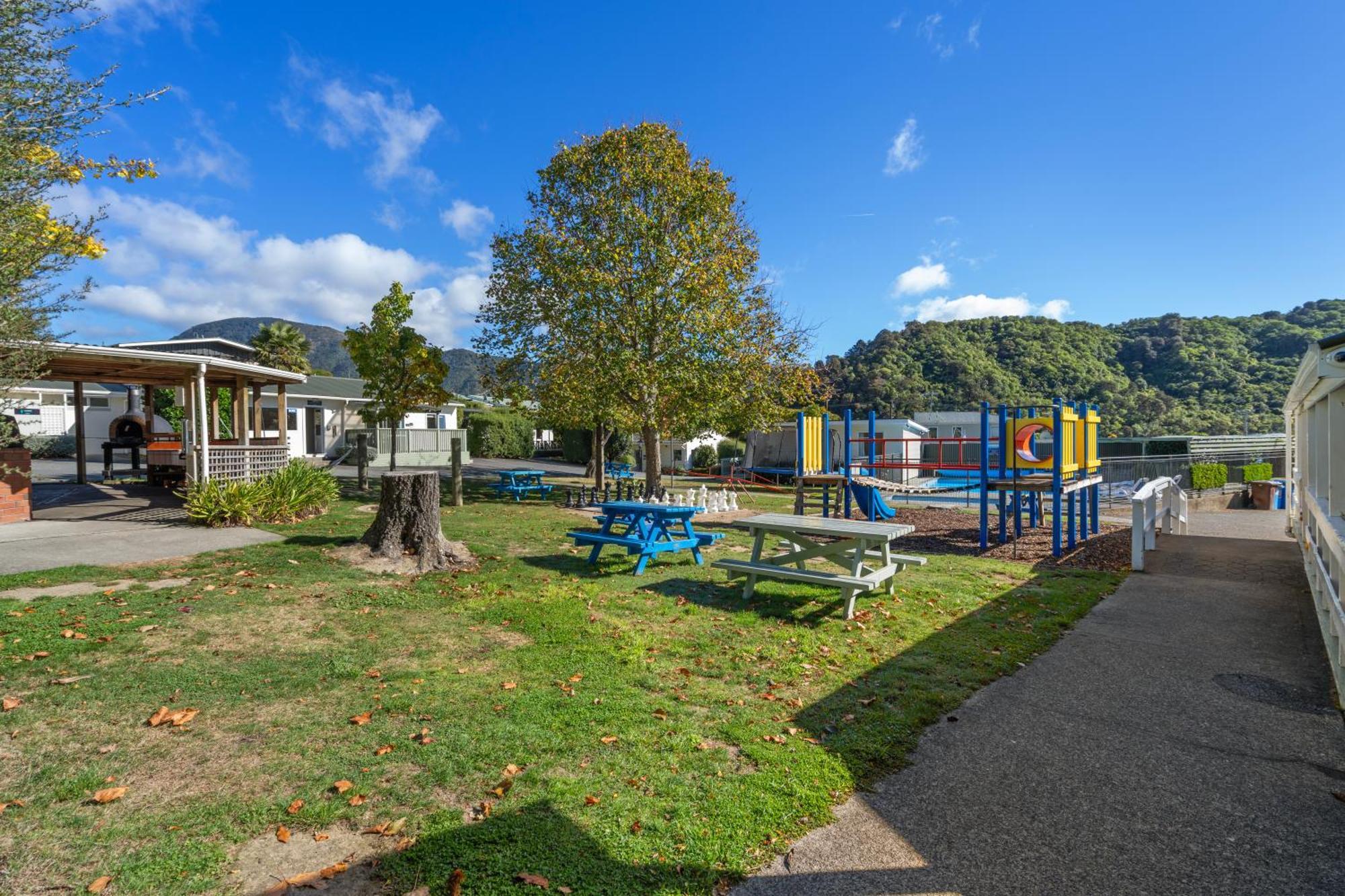 Tasman Holiday Parks Picton Εξωτερικό φωτογραφία Playground at the school