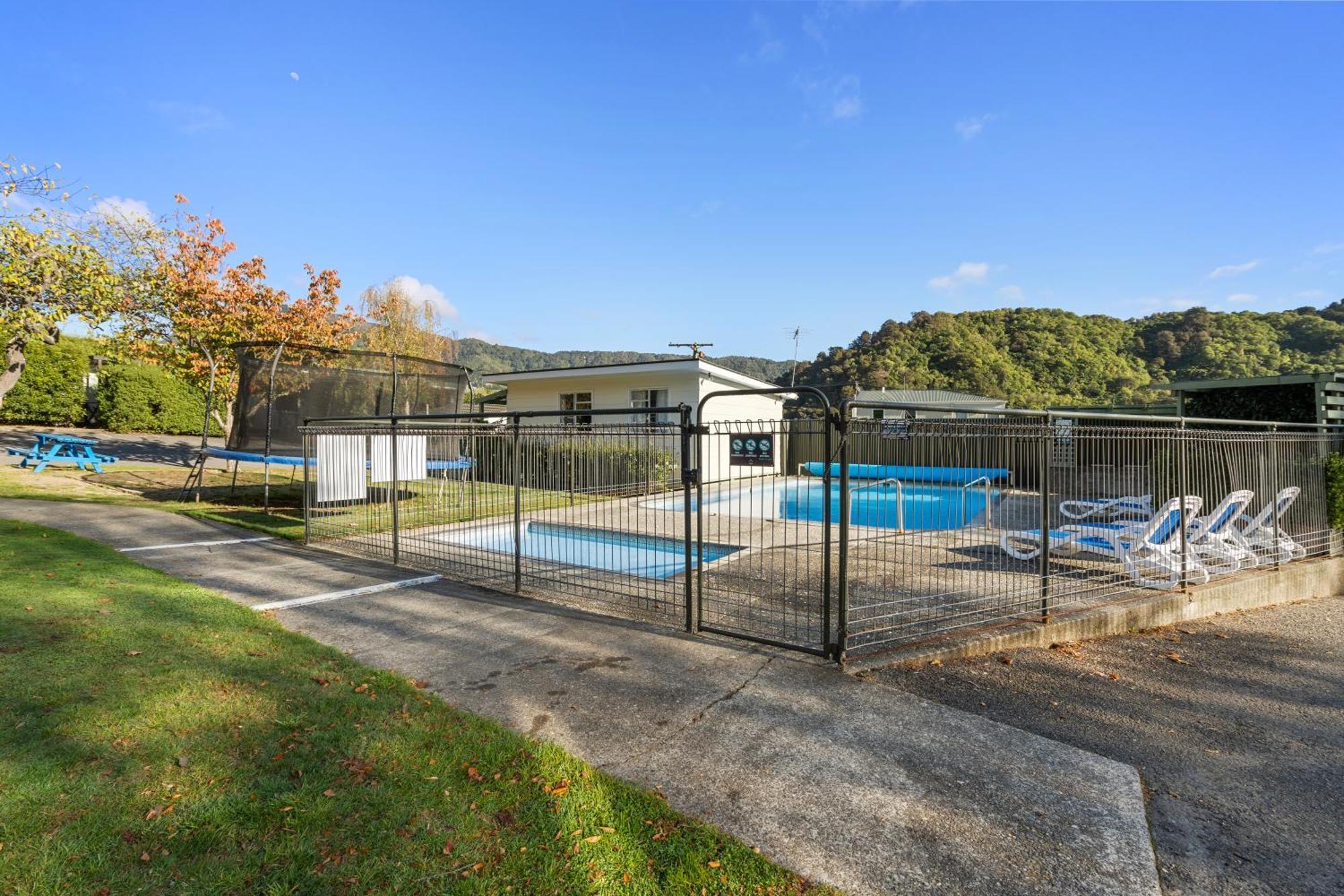 Tasman Holiday Parks Picton Εξωτερικό φωτογραφία The swimming pool at the station