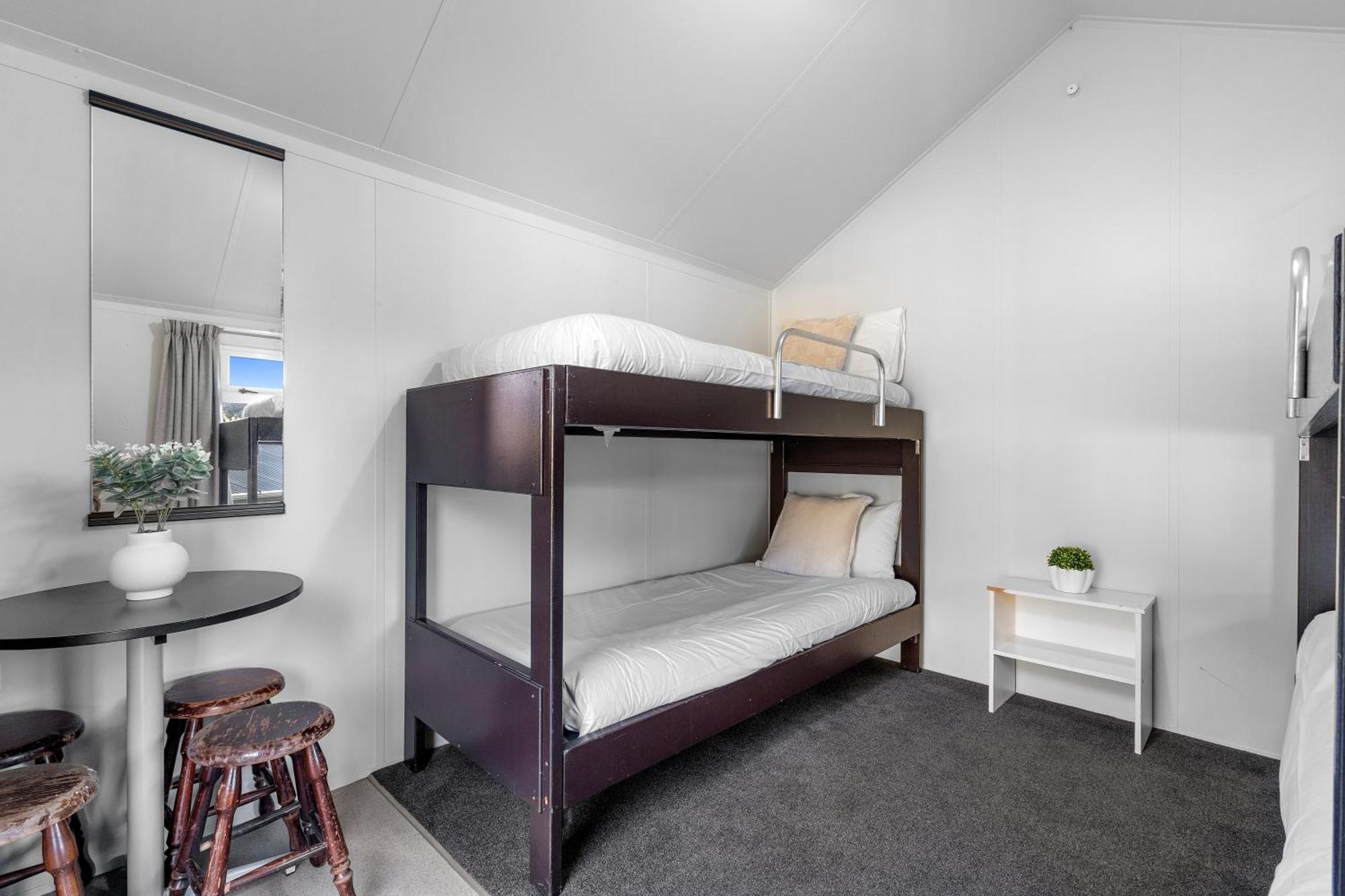 Tasman Holiday Parks Picton Εξωτερικό φωτογραφία A bunk bed