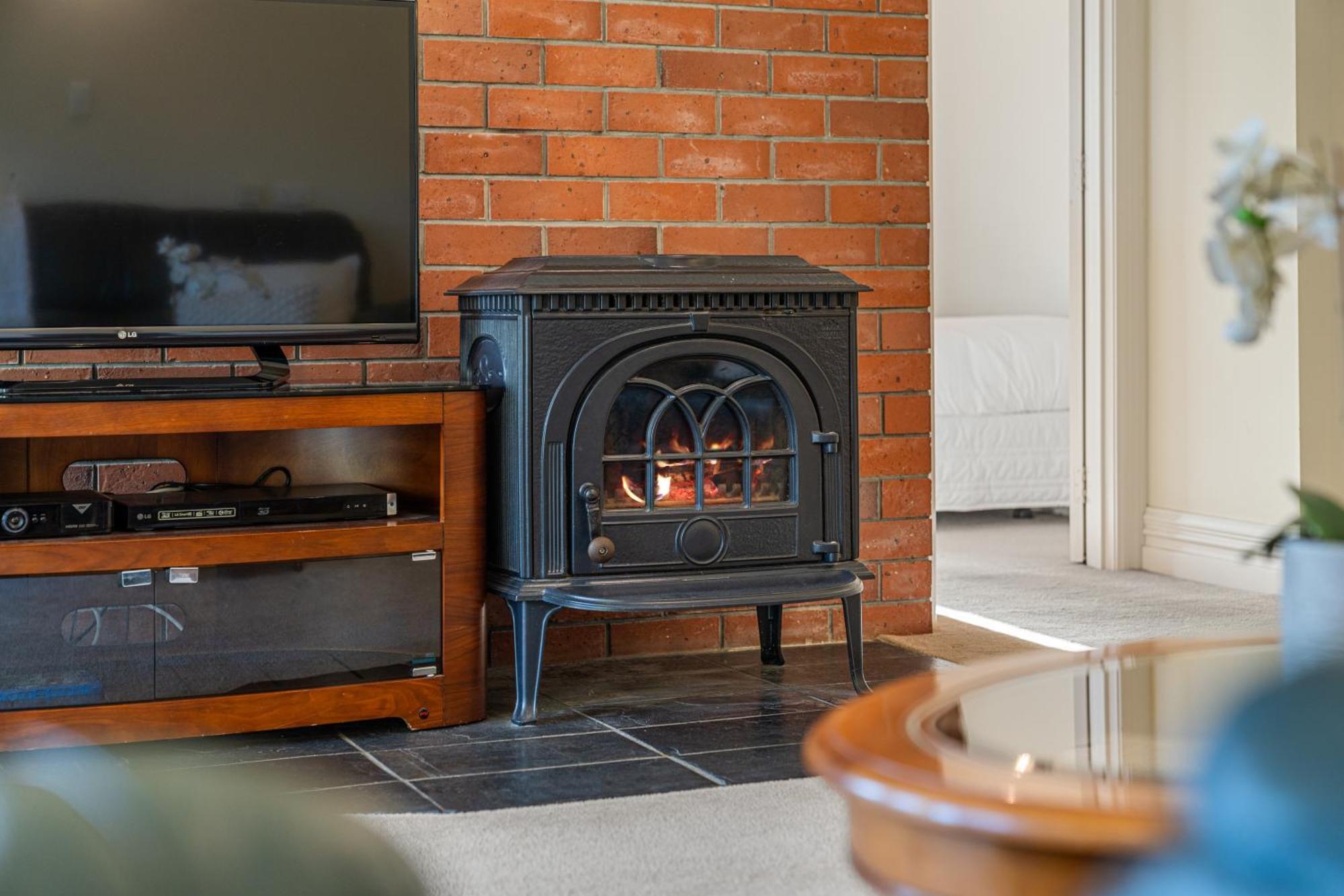 Tasman Holiday Parks Picton Εξωτερικό φωτογραφία A wood-burning stove