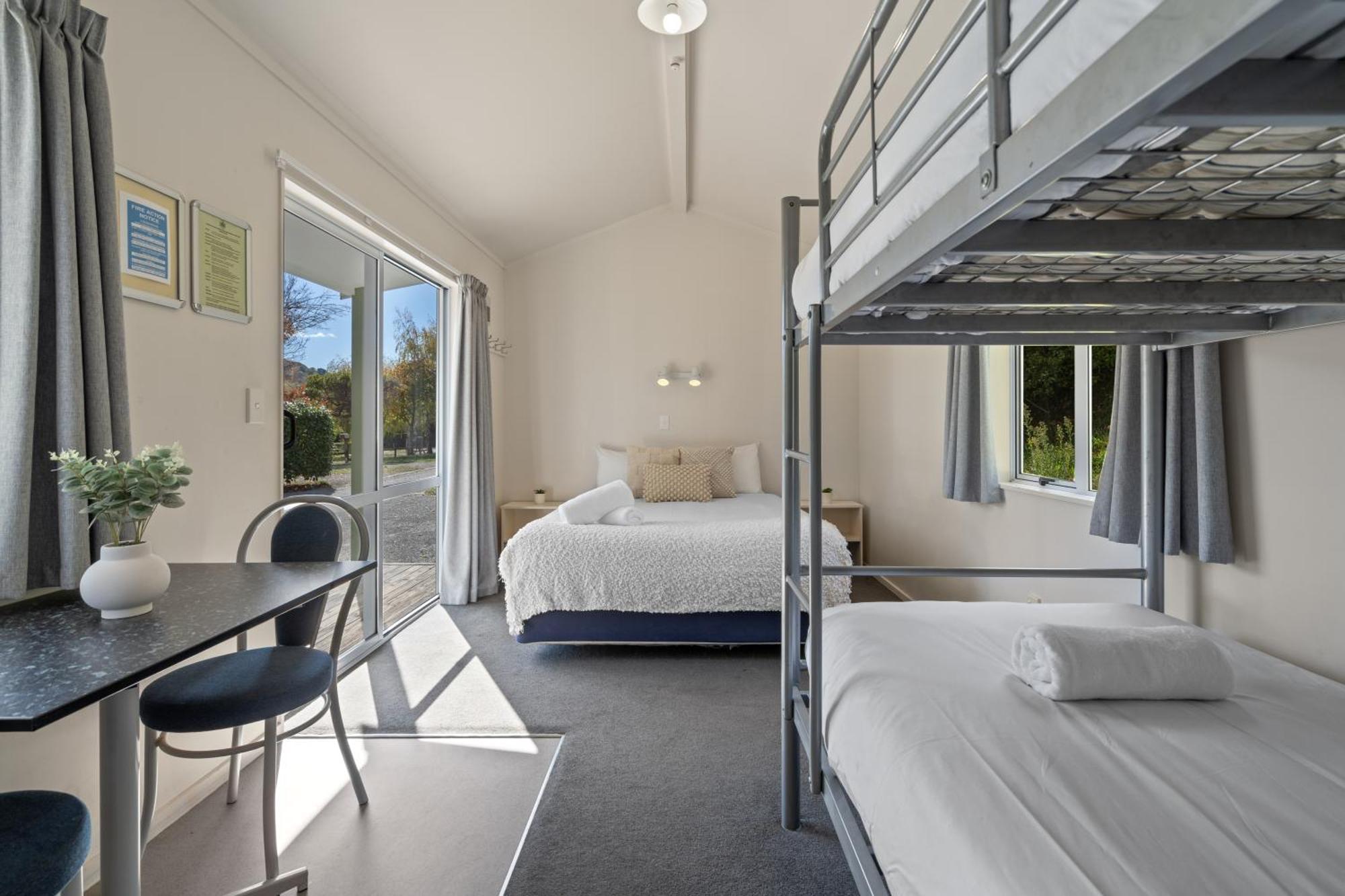 Tasman Holiday Parks Picton Εξωτερικό φωτογραφία A typical room at a backpackers' hostel in Australia