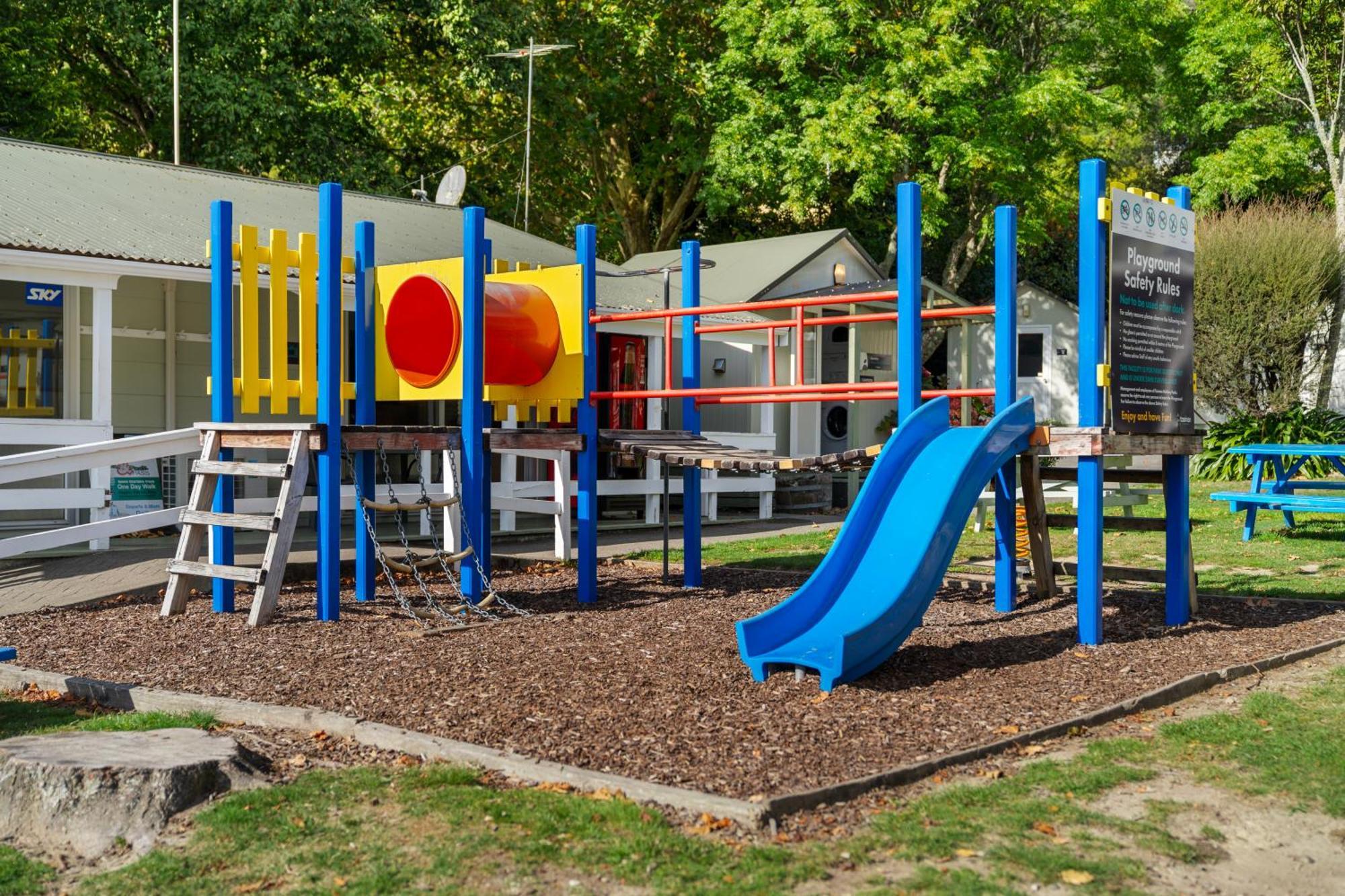 Tasman Holiday Parks Picton Εξωτερικό φωτογραφία Playground at the station