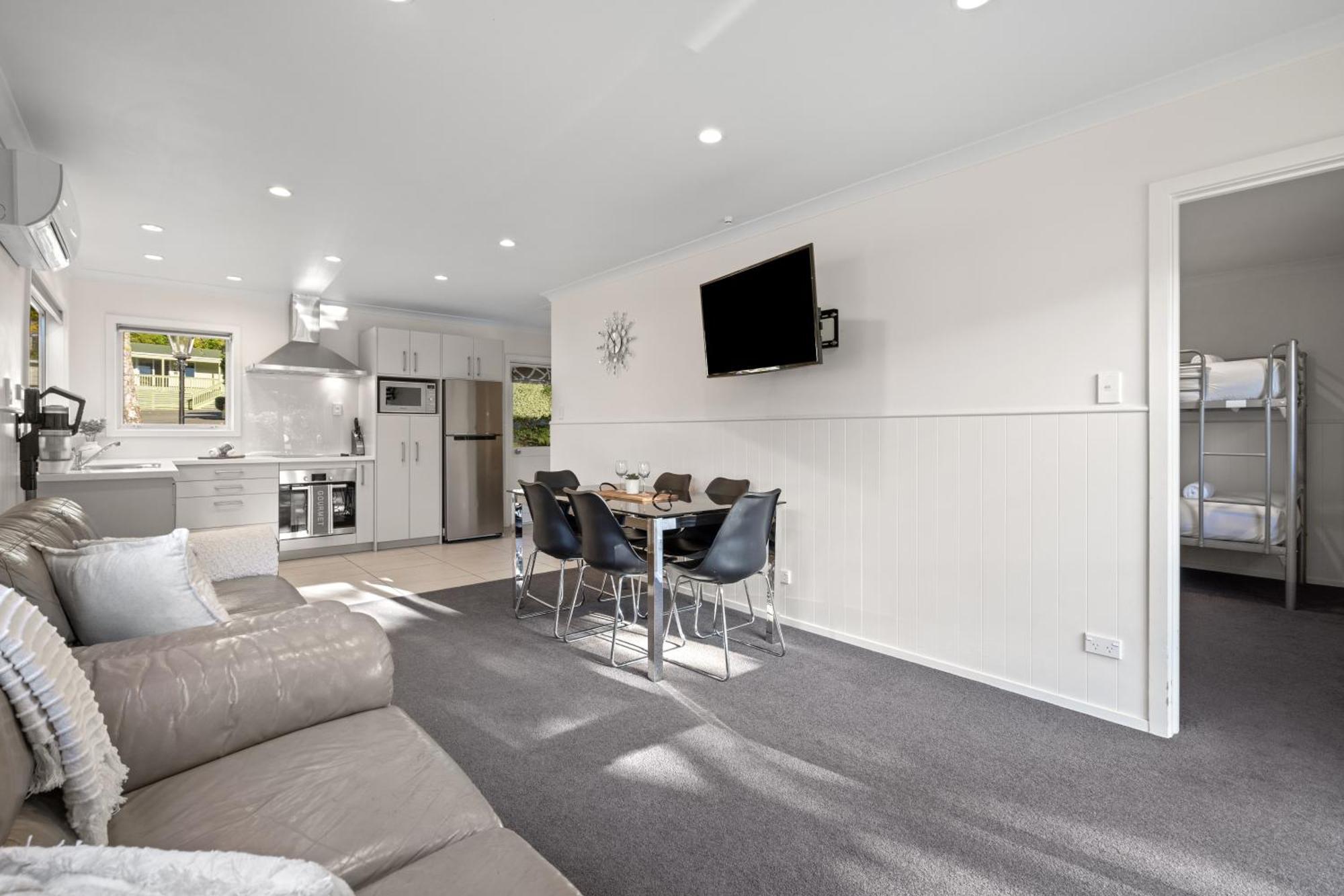 Tasman Holiday Parks Picton Εξωτερικό φωτογραφία A typical two bedroom apartment