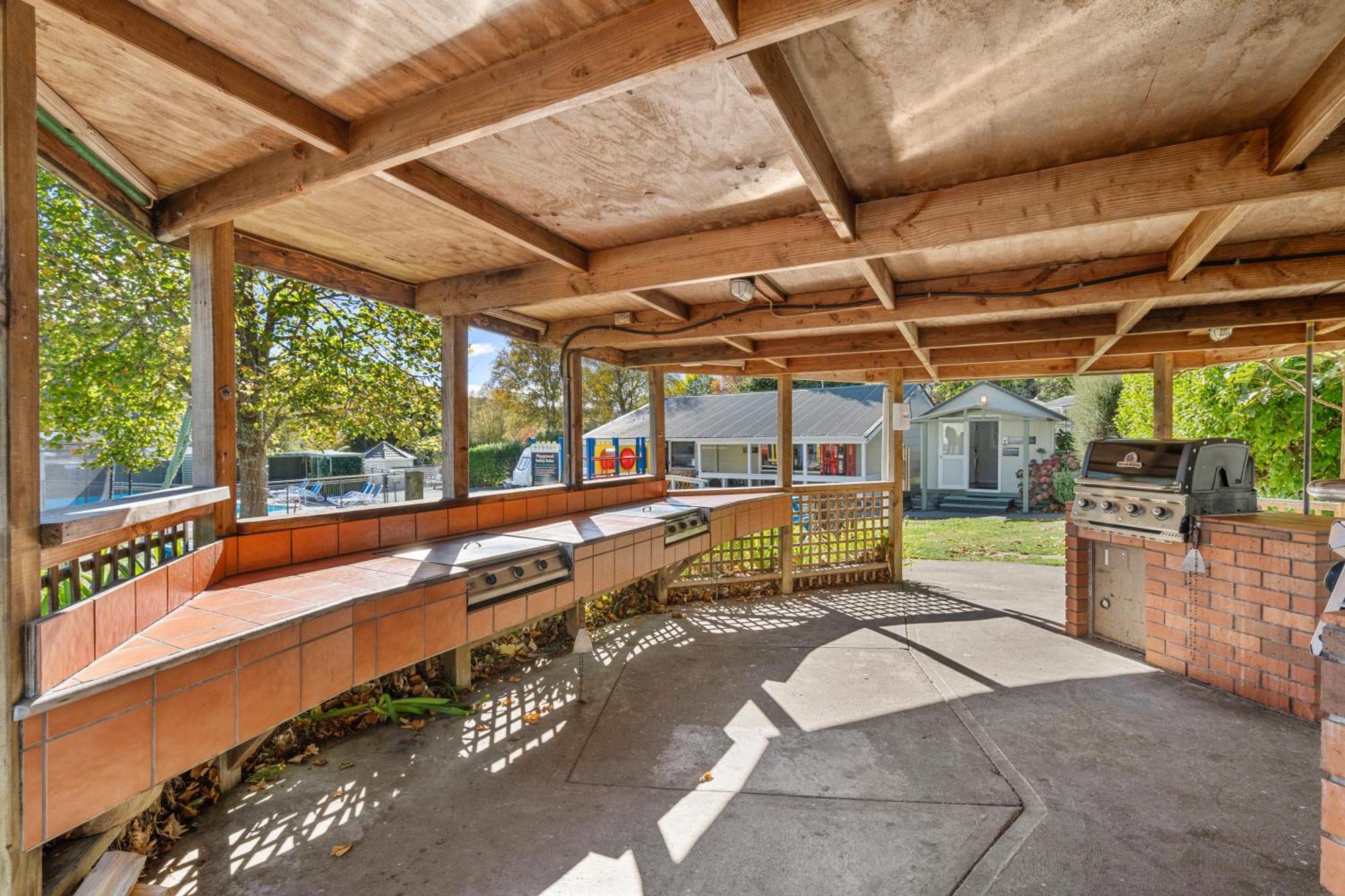 Tasman Holiday Parks Picton Εξωτερικό φωτογραφία The outdoor kitchen at the Student Union