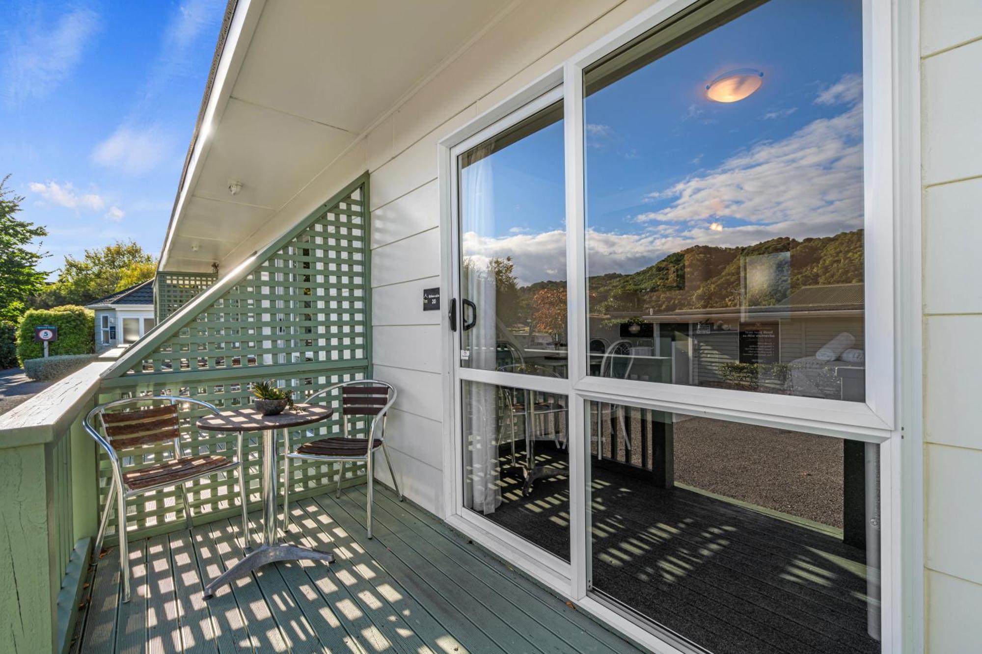 Tasman Holiday Parks Picton Εξωτερικό φωτογραφία A sliding door