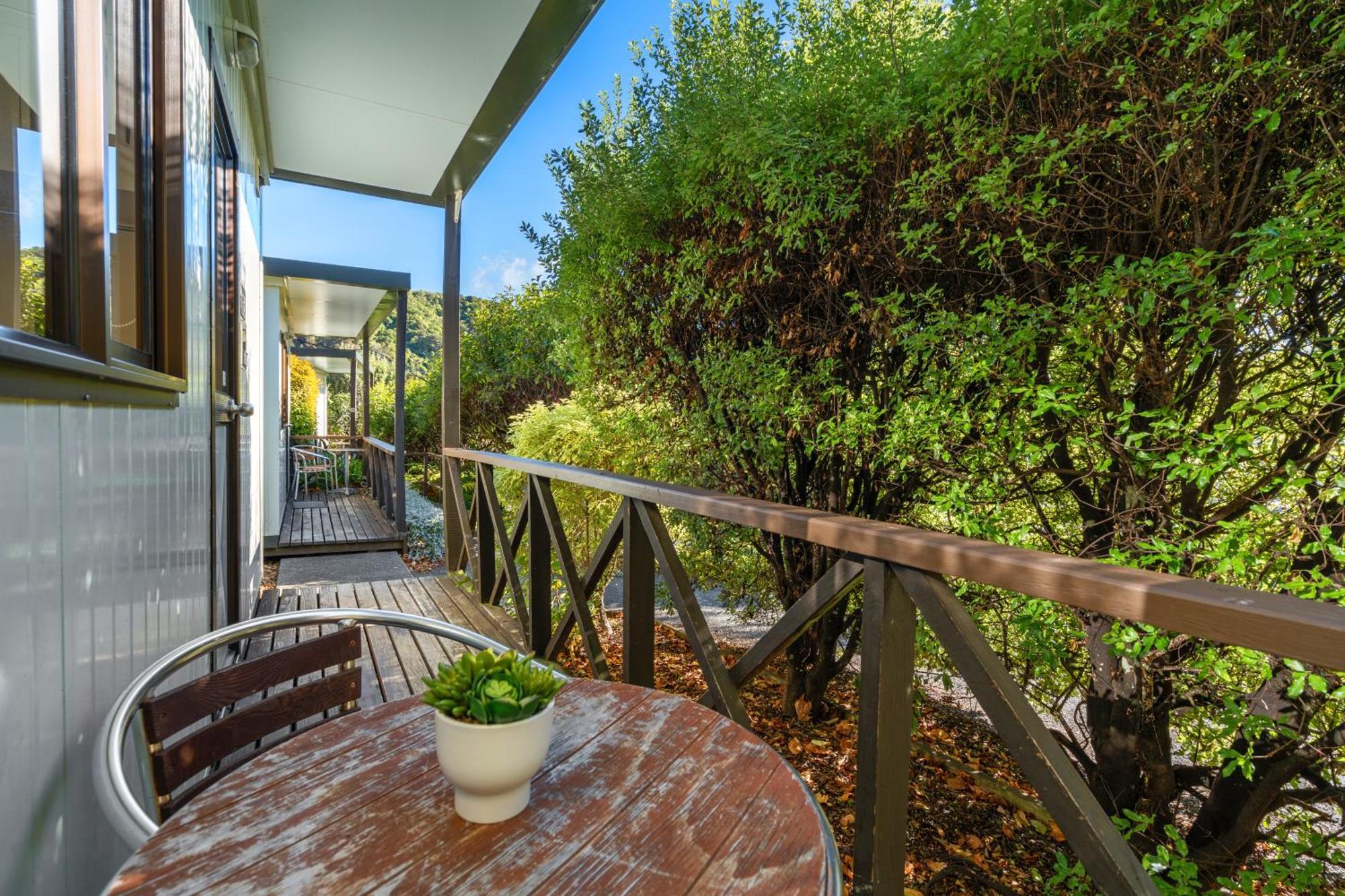 Tasman Holiday Parks Picton Εξωτερικό φωτογραφία A balcony in a house