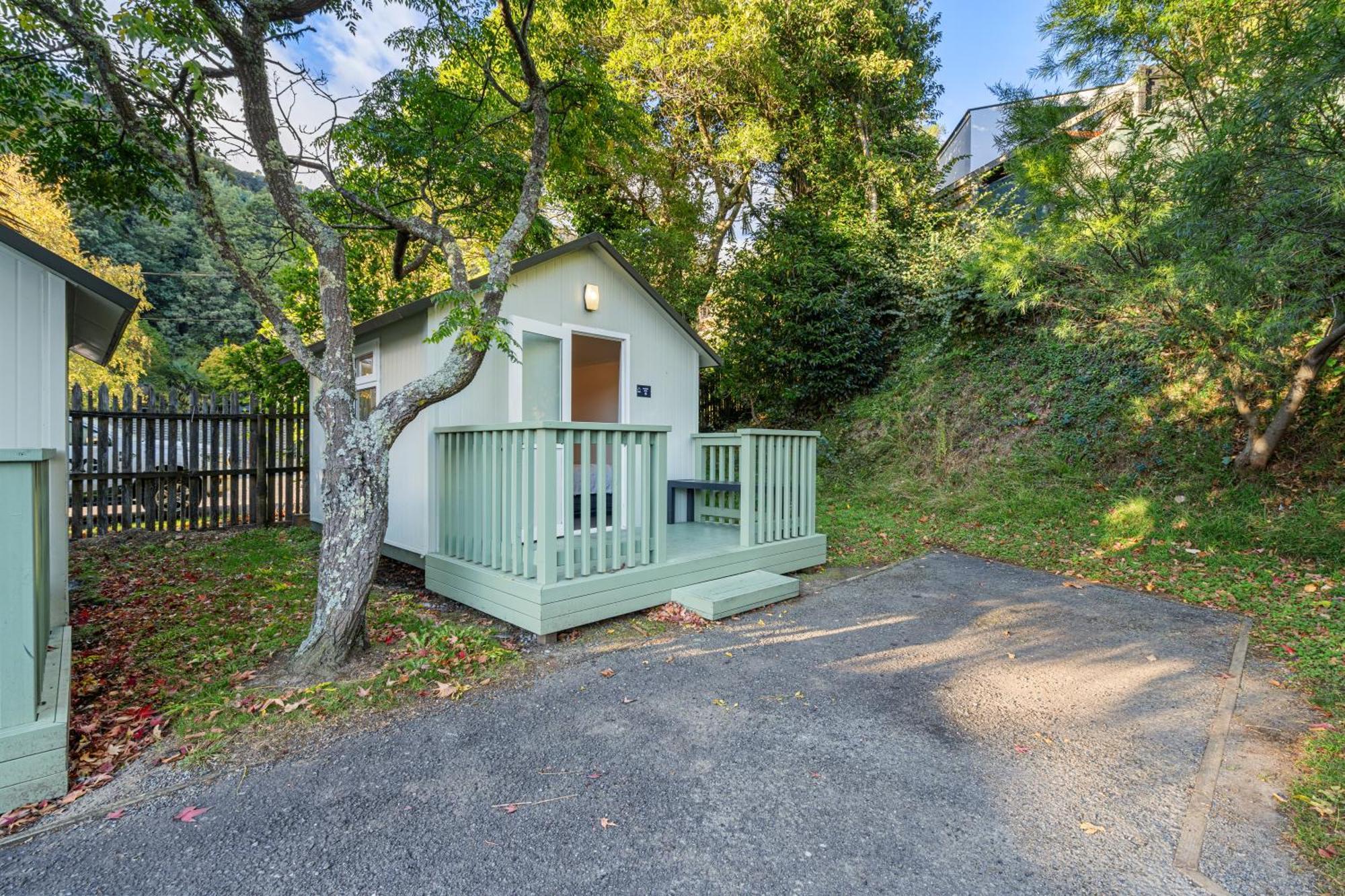 Tasman Holiday Parks Picton Εξωτερικό φωτογραφία The smallest house in the world