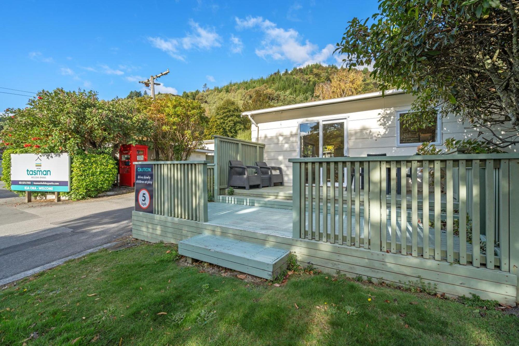 Tasman Holiday Parks Picton Εξωτερικό φωτογραφία A static home at the park