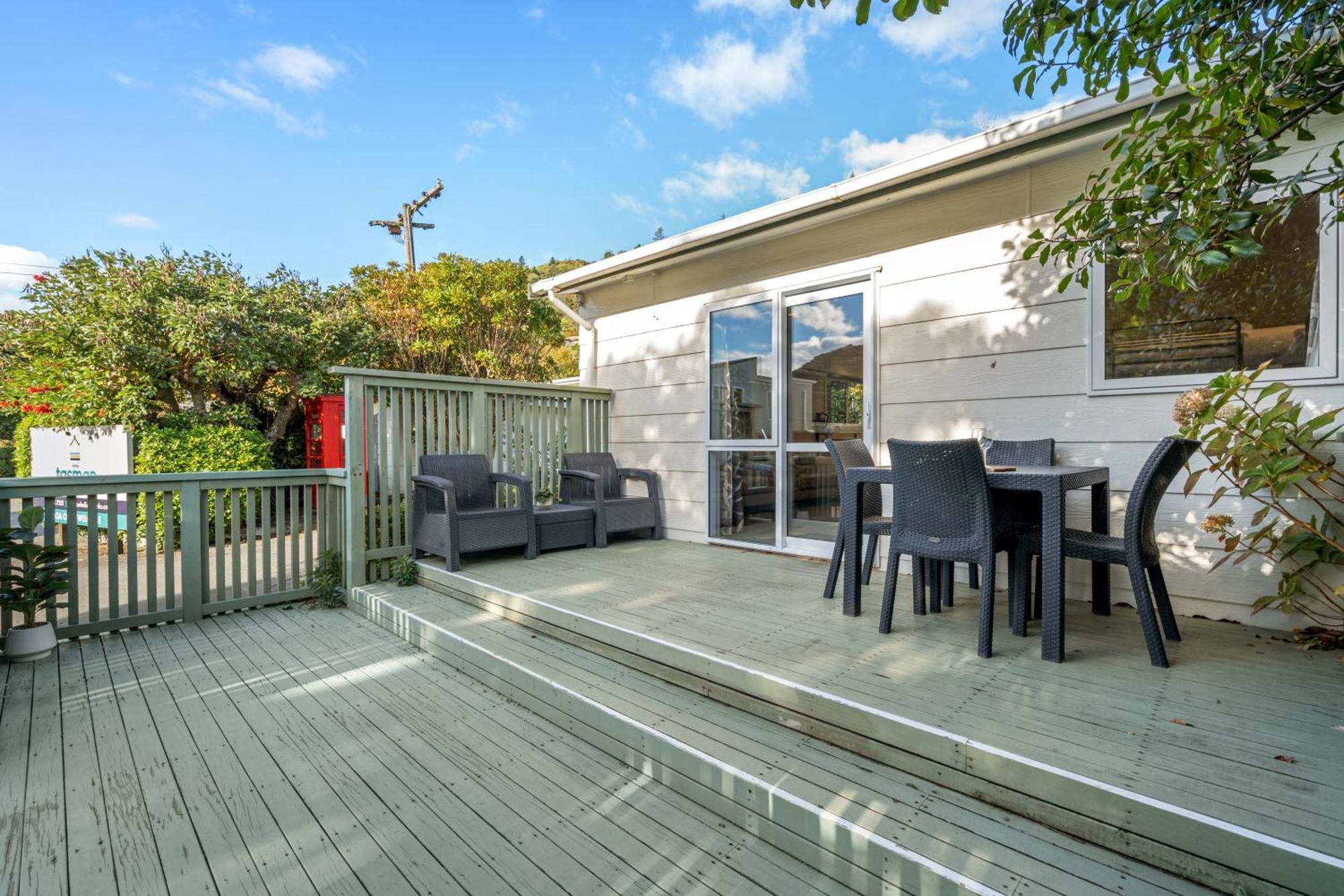 Tasman Holiday Parks Picton Εξωτερικό φωτογραφία A deck in New Zealand