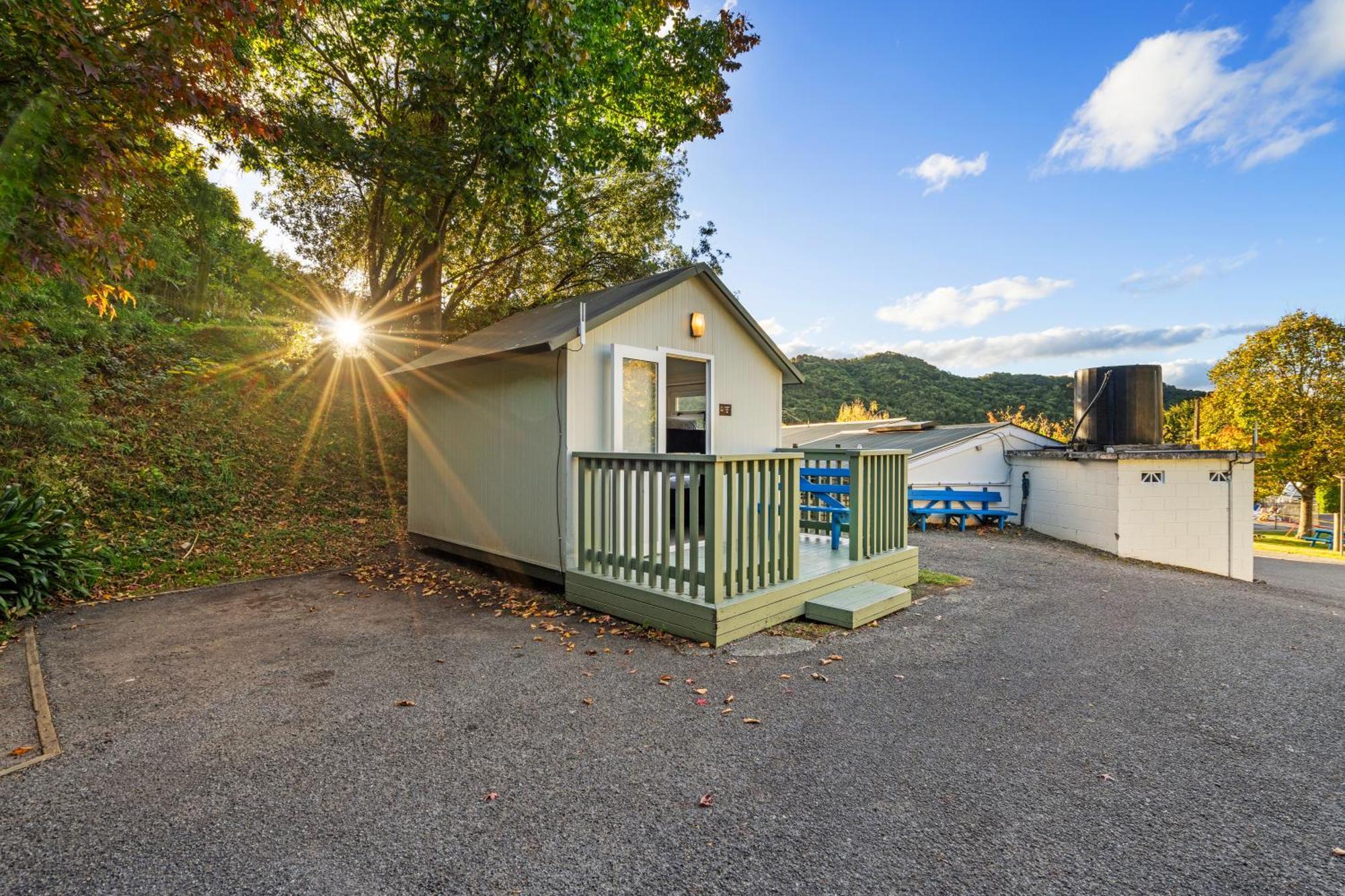 Tasman Holiday Parks Picton Εξωτερικό φωτογραφία A tiny home in New York